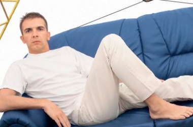 Як підняти чоловіка з дивана