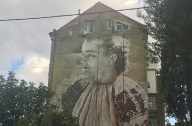 Огромная Леся Украинка теперь украшает центр Киева