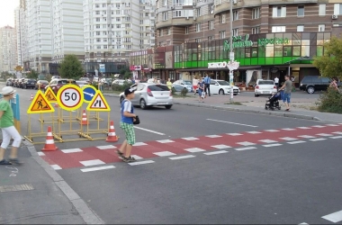 На київських дорогах з'явилася «зебра» для велосипедистів (фото)