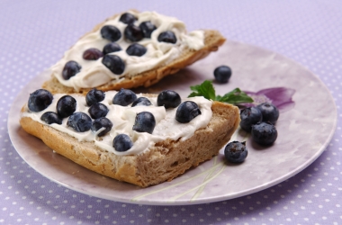 Легкие десерты: вкусные сладкие бутерброды с ягодами и фруктами