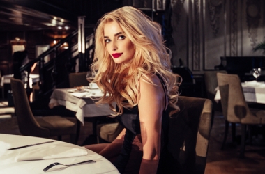 Экс-ВИА Гра Татьяна Котова устроила эротические танцы со стулом (видео)