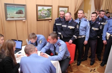 Украинские милиционеры сдали кровь для пострадавших в ДТП!