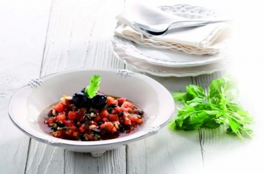 Праздничный салат из испанских оливок с томатами и кориандром