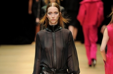 Неделя моды в Париже 2013: неприкрытая эротика на показе Guy Laroche (фото)