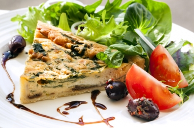 Рецепт: киш з іспанськими оливками та цибулею