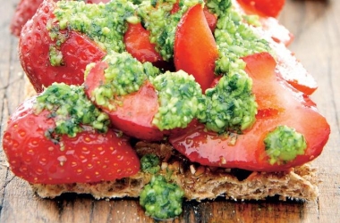 Секретный рецепт: хлебцы с клубникой и песто