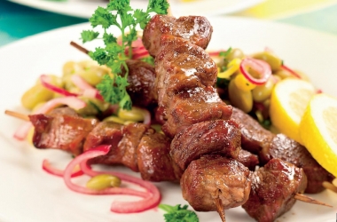 Шашлык из говядины: нежное мясо с зеленью и пюре из киви. Рецепт (фото)