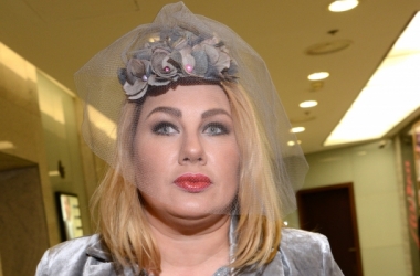 Модна відповідь Осадчої: Єва Польна здивувала величезним капелюхом (фото)
