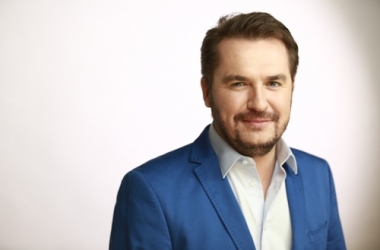 Олександр Пономарьов привітає з 8 березня незнайомок?