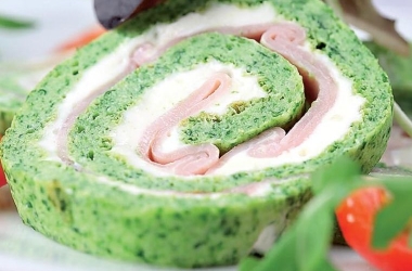 Оригинальный и вкусный рулет из шпината, ветчины и сыра. Рецепт