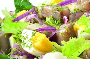 Пасхальный стол 2014: сытный cалат с сельдью по-цеблицки (рецепт)