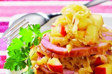 Салат из квашеной капусты: приготовь по-новому (рецепт)