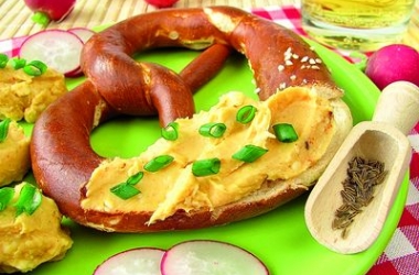 Домашня закуска до пива: смачний рецепт баварських брецелів