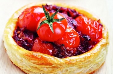 Отличная закуска: мини-киш с помидорами черри