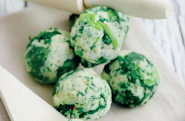 Быстрая закуска: сырные шарики с кунжутом и зеленью. Рецепт (фото)