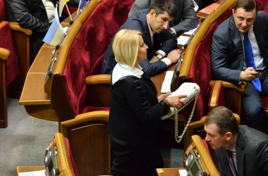 Анна Герман пожертвовала сумочку Шанель на армию (фото)