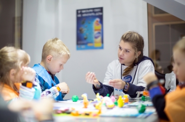 Планшеты за микробов: пластилиновый конкурс от Domestos