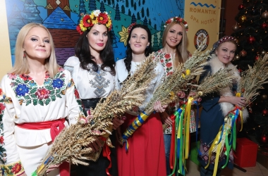 Українські зірки заспівали колядки, приготували кутю та помолилися за мир