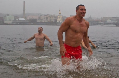 Виталий и Владимир Кличко окунулись в Днепр на Крещение 2015