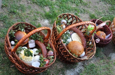 Пасхальная корзина: какие продукты можно и нельзя святить в церкви
