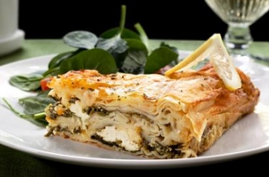 Рецепт дня від "Веселої Корівки": грецька Спанакопіта (Spanakopita) з плавленим сиром (покроковий рецепт з фото)