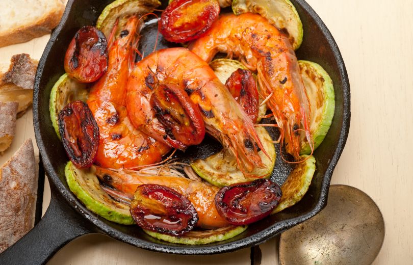 Креветки с цукини и помидорами