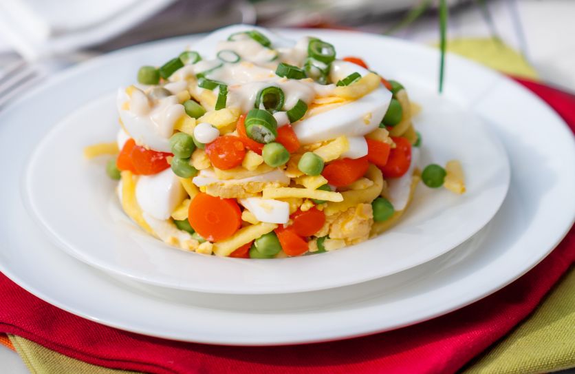салат с яйцом и горошком