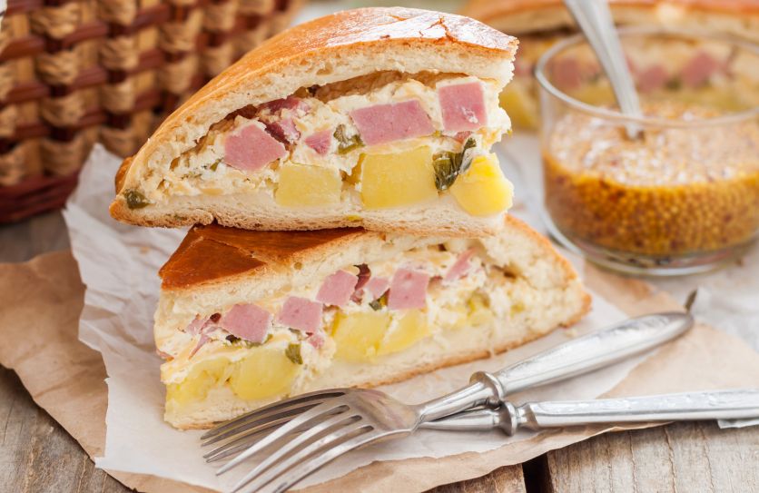 Пирог с колбасой и картофелем