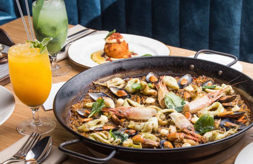 Паэлья с мясом и морепродуктами