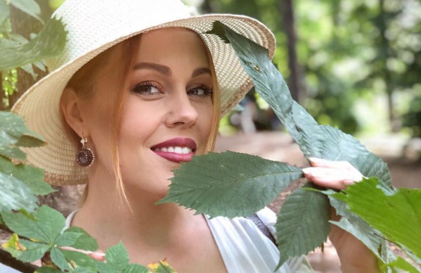 Певица Alyosha