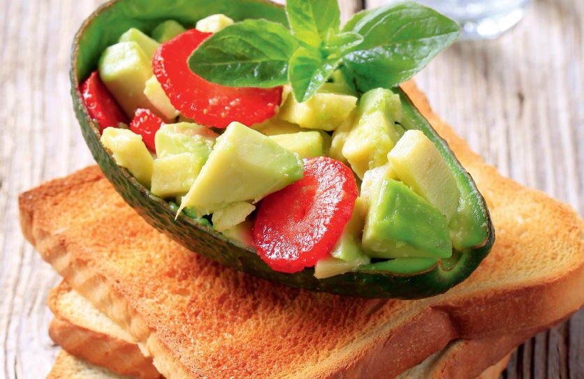 Закуска из авокадо с базиликом и сметанным соусом