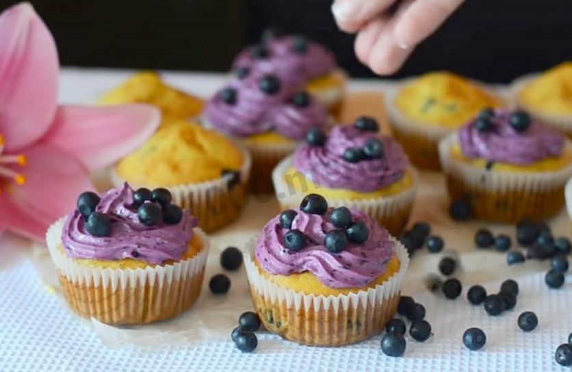 Черничные капкейки с творожно-ягодной начинкой