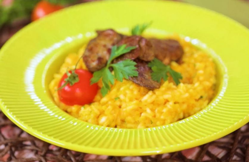 Морковное ризотто с куриной печенью