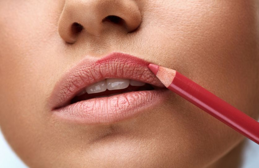 Як правильно малювати контур губ