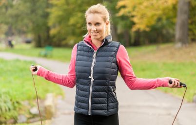 девушка прыгает на скакалке