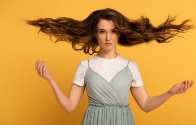 электризуются волосы