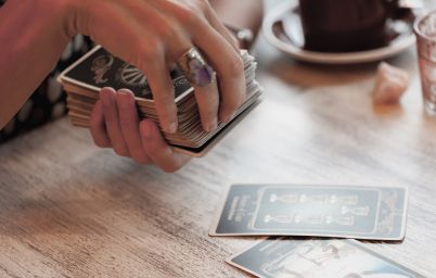 Як навчитися гадати на картах Таро