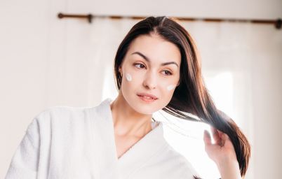 Как уложить непослушные волосы