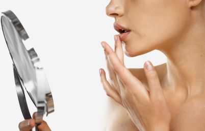 Как спасти губы от сухости и шелушения зимой