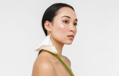 Почему сыворотки для лица могут сохранить молодость кожи и когда начинать ими пользоваться