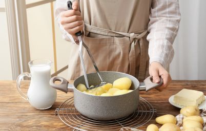 девушка ест картошку