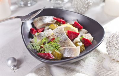 салат с сельдью и соленым огурцом