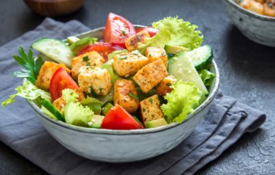 Салат зі смаженим тофу та авокадо