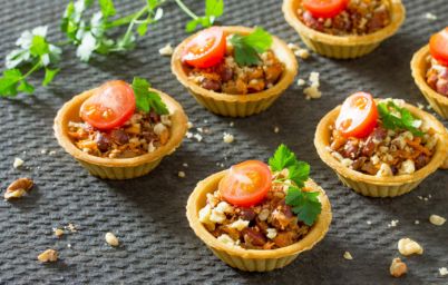 Тарталетки с фасолью и мясом