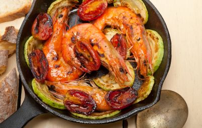 Креветки с цукини и помидорами