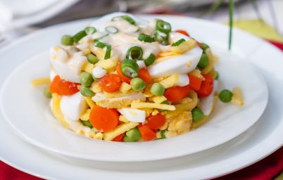 салат с яйцом и горошком