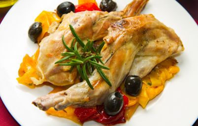 Тушеный кролик с оливками