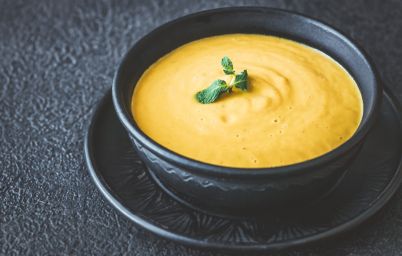 Морковный крем-суп с яблоком и орехами