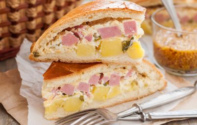 Пирог с колбасой и картофелем