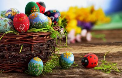 Как покрасить яйца на Пасху